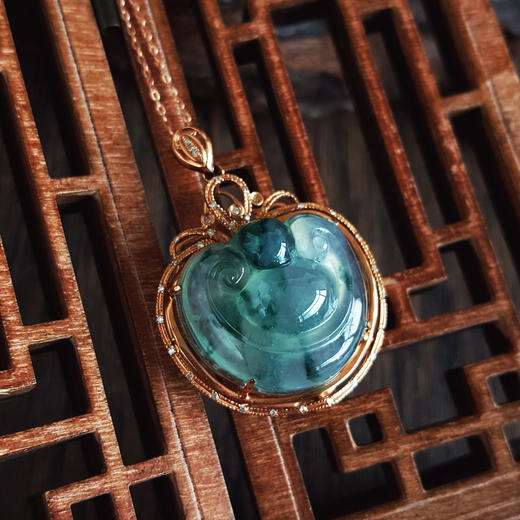 【天然正品】A货翡翠AU750黄金镶钻镶天然细腻冰种飘蓝花如意（万事如意）翡翠吊坠项链32.8*24.3*11.2MM（皆取最大值）120226NJT20 商品图7