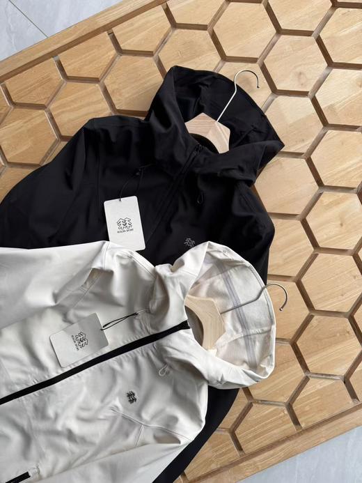 点此购买 可隆HIKE系列运动户外休闲防风连帽拉链女士薄绒冲锋衣软壳外套 hbj 341835 商品图4