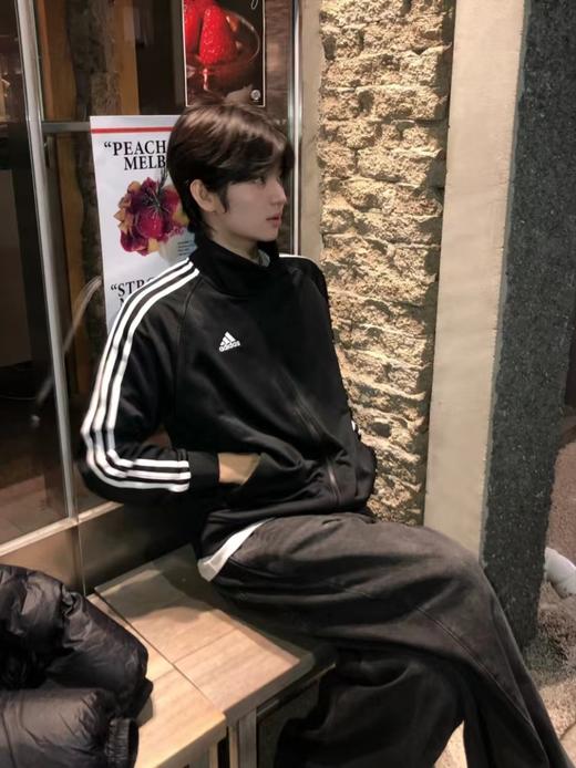 F031054运动生活休闲立领条纹Logo黑底金条纹夹克外套 商品图3