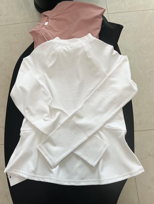 点此购买 露露春秋季女士下摆微喇半高领长袖T恤 ss 341800 商品图7