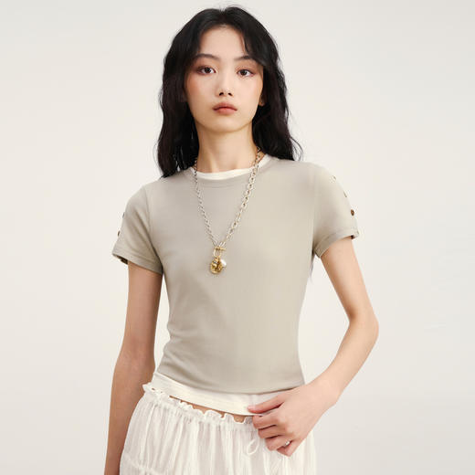 lost in echo2026春夏新款圆领亲肤修身短款显瘦精致纽扣T恤上衣 商品图3