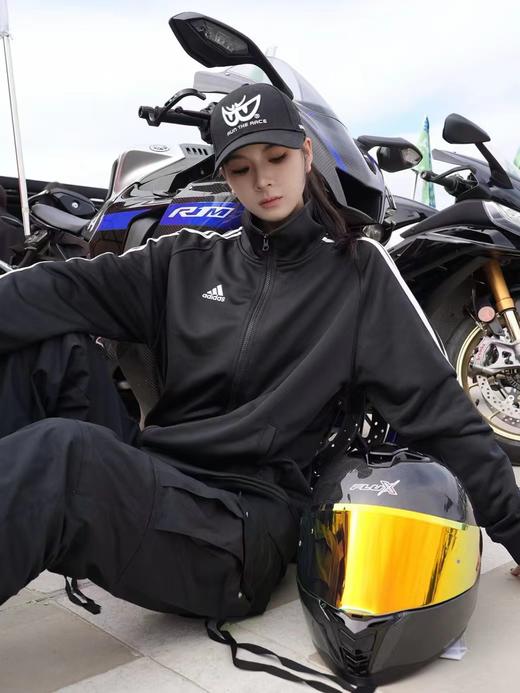 F031054运动生活休闲立领条纹Logo黑底金条纹夹克外套 商品图4