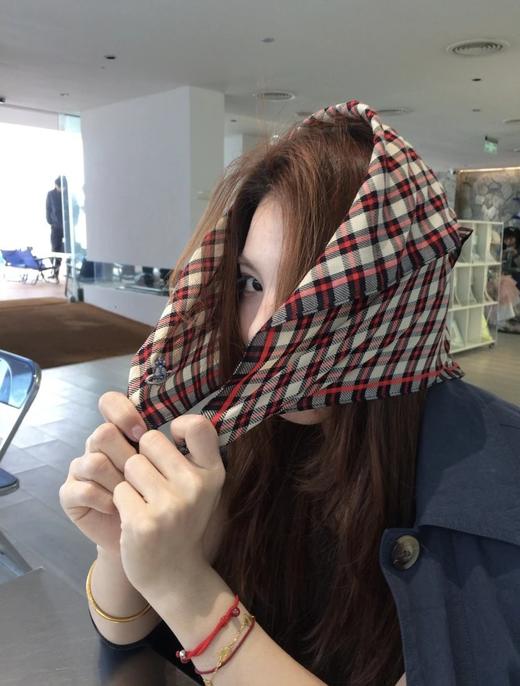 一店k （客供原厂订单！进口机织造！梭织大提花！）终于等到心心念念的西太后丝巾啦！穿搭靠的就是这些小配饰 直接改变整体的风格！普通穿搭秒变高级感！土星格纹系列方巾 （四条装 独立包装📦） 商品图0