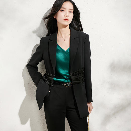 剩S/M/L/XL 芳外新款通勤休闲黑色修身西装薄款褶皱拼接长袖外套8T22AX0245 商品图3