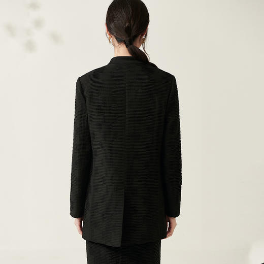 剩L 芳外新款宽松百搭肌理感V领西服国风盘扣西装外套女8T23AX0114 商品图4