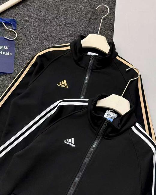 F031054运动生活休闲立领条纹Logo黑底金条纹夹克外套 商品图2