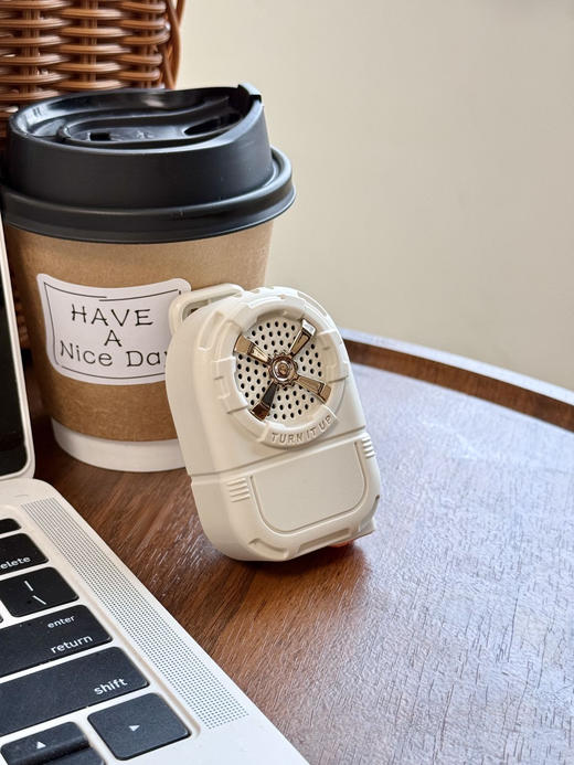 🔥潮酷上新首次破价❗️速抢💥户外党必备🎵氛围感神器【幻响·户外背夹小音箱】出行秒变live场❗️破价秒杀69❗️❗️ ✅音效炸场：宽频喇叭+高信噪比，山野风里也能听清鼓点 商品图5