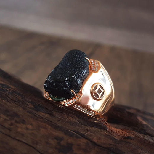 【天然正品】A货翡翠AU750黄金镶钻镶天然细腻冰种瑞兽宽版墨翠戒指23号（戒圈可改）280226NJS35 商品图5