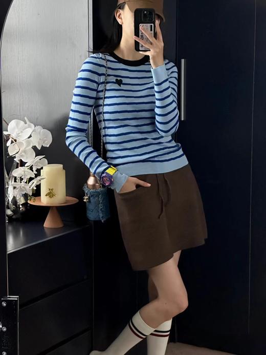 F031003显白蔚蓝早春新款时髦撞色条纹爱心刺绣舒适针织衫上衣 商品图10