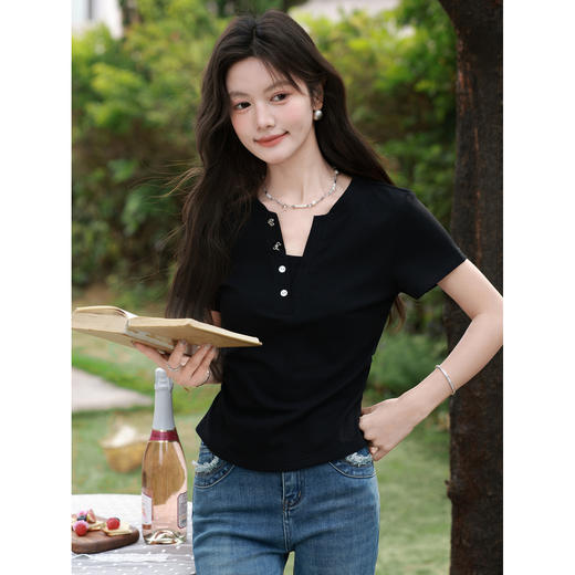 鹿向南「墨染星芒」黑色百搭设计感T恤2026夏新款显瘦V领上衣女 商品图0