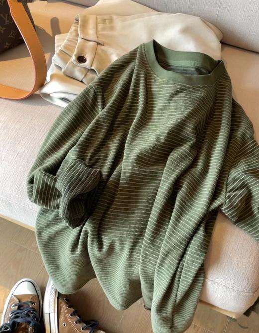 老米优品🎈3-5天。不费力的慵懒感！《🍃复古墨绿条纹宽松长袖tee》软糯垂坠，显瘦不挑人！T260310A 商品图1