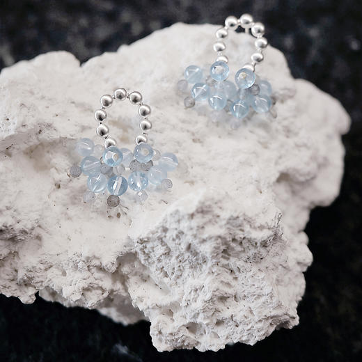 「深海之息」海蓝宝灰月光耳饰 | 总长约2.5cm 灰月光石耳环 游弋的精灵 to me 天然石饰品 商品图3