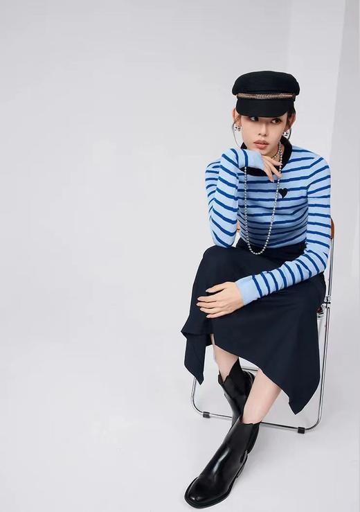 F031003显白蔚蓝早春新款时髦撞色条纹爱心刺绣舒适针织衫上衣 商品图9