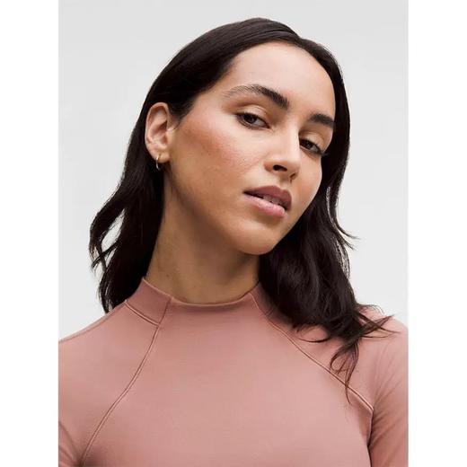 点此购买 露露春秋季女士下摆微喇半高领长袖T恤 ss 341800 商品图3