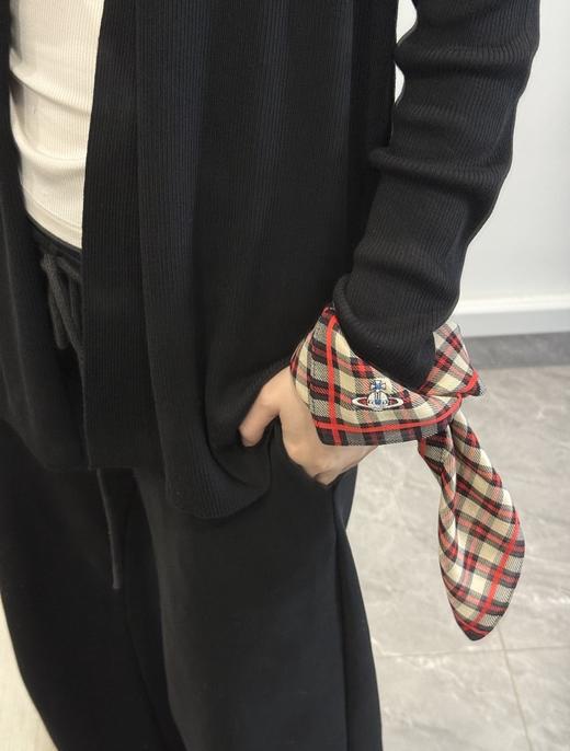 一店k （客供原厂订单！进口机织造！梭织大提花！）终于等到心心念念的西太后丝巾啦！穿搭靠的就是这些小配饰 直接改变整体的风格！普通穿搭秒变高级感！土星格纹系列方巾 （四条装 独立包装📦） 商品图9