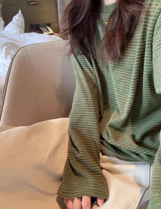 老米优品🎈3-5天。不费力的慵懒感！《🍃复古墨绿条纹宽松长袖tee》软糯垂坠，显瘦不挑人！T260310A 商品图3