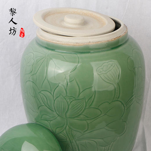 景德镇陶瓷骨灰罐 直身大口豆青荷花骨灰坛 商品图2