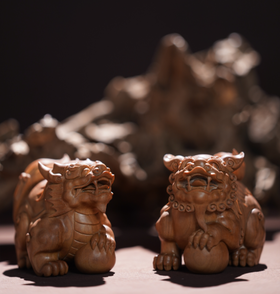 收藏级【印度迈索尔老山檀精工雕刻瑞狮】|长8.5cm，宽5.5cm，高6.5cm | 大梦香堂