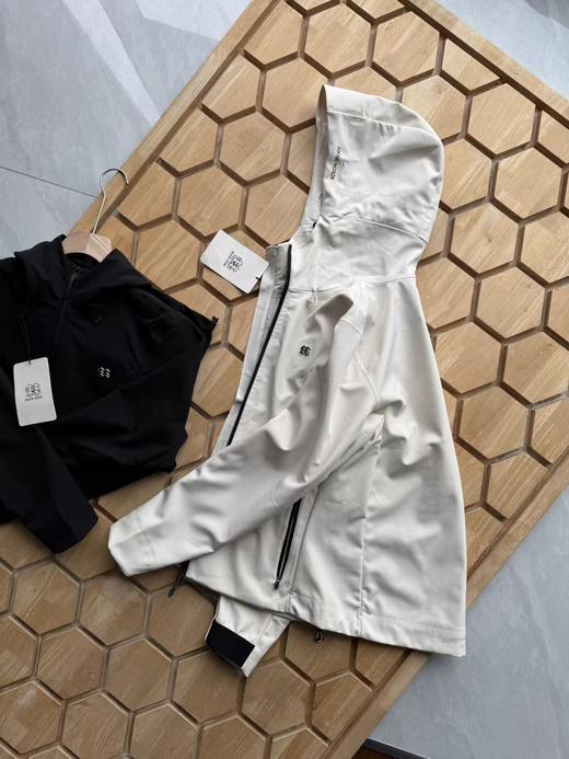 点此购买 可隆HIKE系列运动户外休闲防风连帽拉链女士薄绒冲锋衣软壳外套 hbj 341835 商品图10