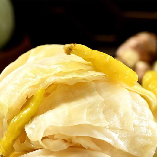 【五袋更划算❗️古法泡菜】白菜经泡制后依然保持饱满水分，口感脆嫩不柴，咬开后汁水丰盈，既有蔬菜的清甜，又有发酵后的醇香，下饭菜酸辣泡包菜农家手工泡卷心菜泡白菜酸菜QQ 商品图4