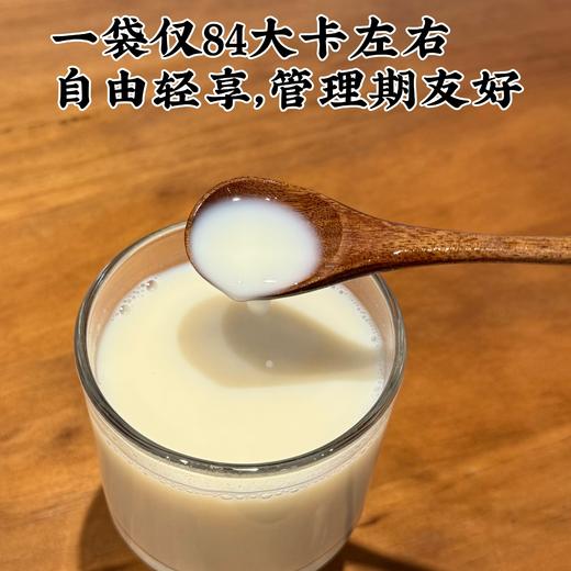 【黄芪党参灵芝豆浆粉】融合黄芪、党参、灵芝三大传统养身食材，搭配优质大豆，不添加蔗糖、香精、防腐剂，口感是食材本身的醇厚豆香混着淡淡的草本味，不苦不涩，老人、加班族都能放心喝 商品图3