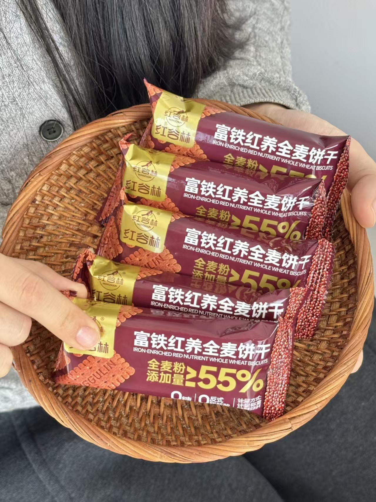 【红谷林无糖富铁红养全麦饼干】 ✅一盒约等于166颗红枣/1177颗枸杞 ✅每100克饼干的铁含量有5.5mg 低成本实现素颜自由