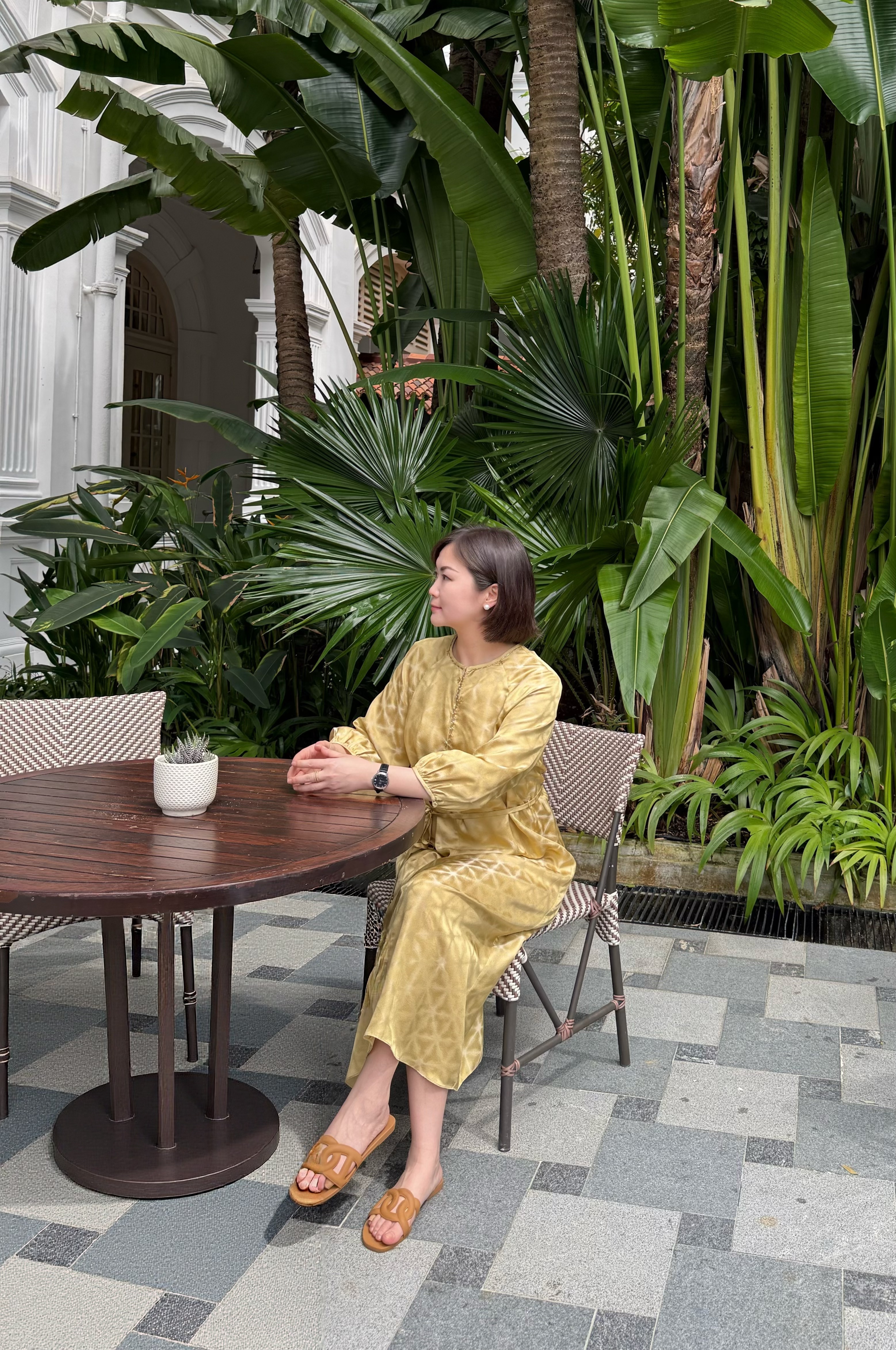 设计师蝴蝶缎面连衣裙