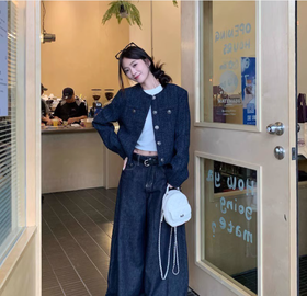 藏蓝色小香风外套，不张扬的高级感，版型利落显瘦，面料软糯挺括