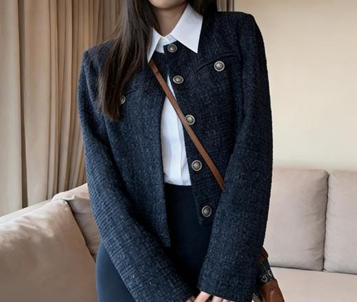 藏蓝色小香风外套，不张扬的高级感，版型利落显瘦，面料软糯挺括 商品图5