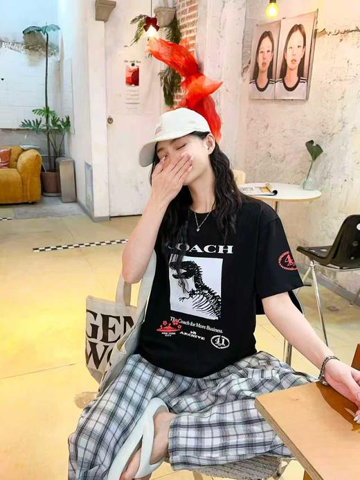 点此购买 蔻驰春夏季男女情侣款时尚恐龙图案短袖T恤 ssy 341937 商品图3