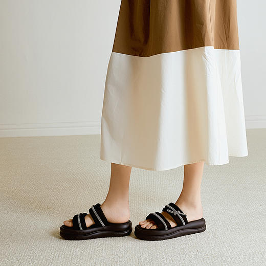 千百度厚底一字拖女2026夏季新款踩屎感软底增高休闲外穿凉拖鞋A26370107 商品图2