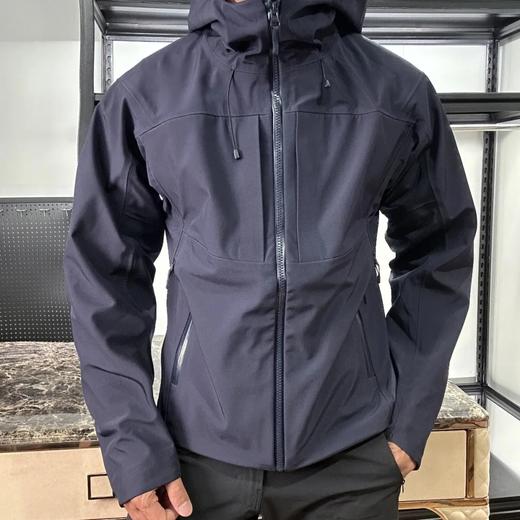 Gam*a全压胶无缝工艺 高弹锦纶软壳防风透气防水 耐磨 双口袋  可调节帽檐！夹克外套 商品图3