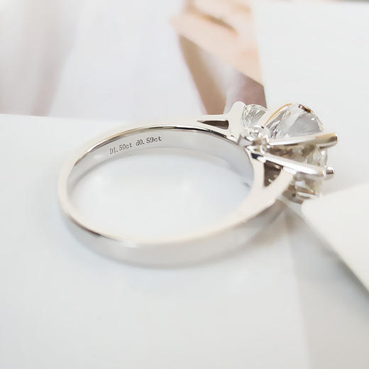 【天然正品】AU750白金经典简约三钻款皇冠镂空造型1.50克拉钻石戒指12号（戒圈可改）050326NJS29 商品图8