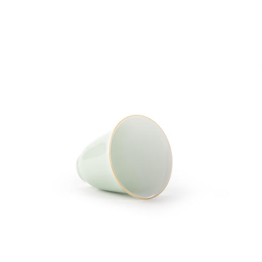 翠青釉素有“夺得千峰翠色来”之美誉  翠青釉温润如玉，明亮清透，器口多加一圈紫金釉，平添一分贵气。 商品图6