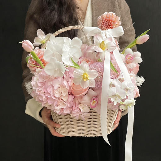 《春日游》白天鹅蝴蝶兰郁金香奶油桃子绣球大花蕙兰手提花篮 商品图1