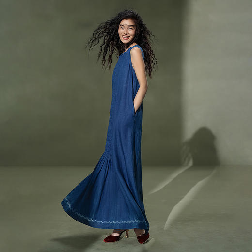 【林栖设计小店】植物染色|手工植物蓝亚麻宽松百搭2026夏新款无袖连衣裙1962045 商品图1