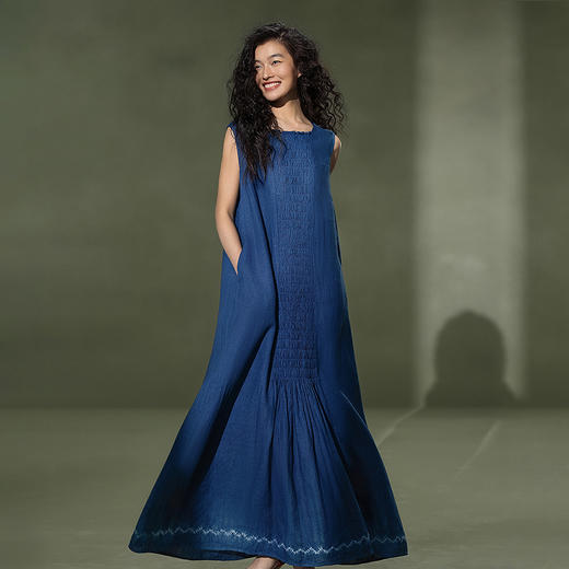 【林栖设计小店】植物染色|手工植物蓝亚麻宽松百搭2026夏新款无袖连衣裙1962045 商品图0