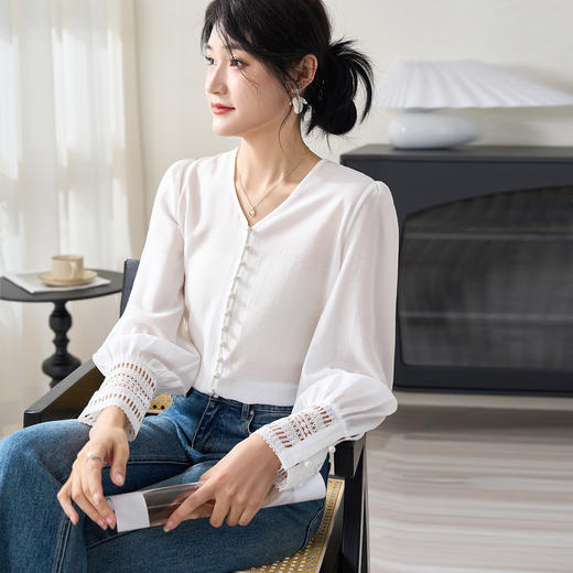 剩M 米思阳2026春季新款V领珍珠扣衬衫 法式优雅镂空蕾丝袖白色上衣女士通勤气质小衫0228 商品图4