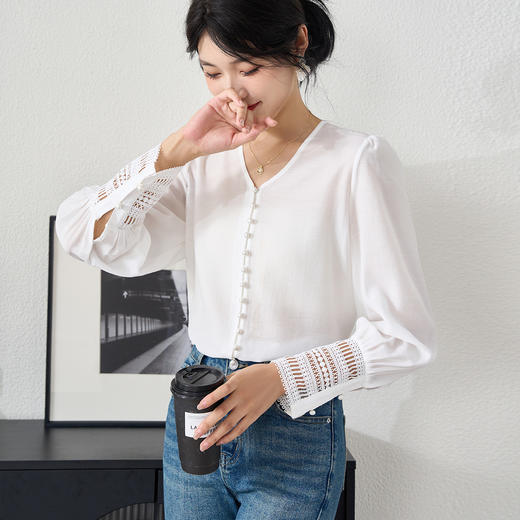 剩M 米思阳2026春季新款V领珍珠扣衬衫 法式优雅镂空蕾丝袖白色上衣女士通勤气质小衫0228 商品图1