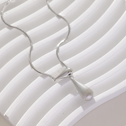 三彩2026新款简约现代拉丝水滴吊坠项链首饰锁骨链Y字可调节通勤 商品图3