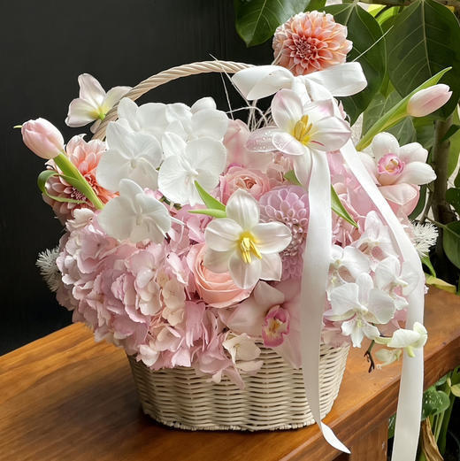 《春日游》白天鹅蝴蝶兰郁金香奶油桃子绣球大花蕙兰手提花篮 商品图4