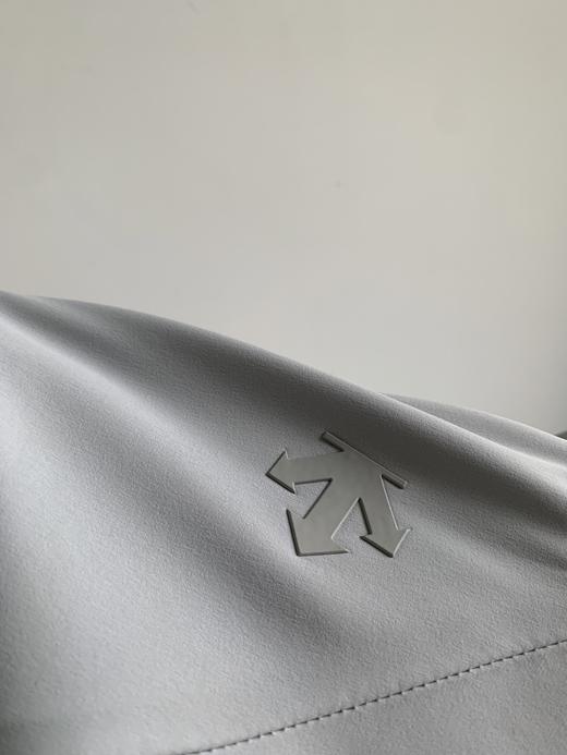 点此购买 迪桑特TRAINIBG综训运动加绒男士梭织压胶外套 bk 341887 商品图11