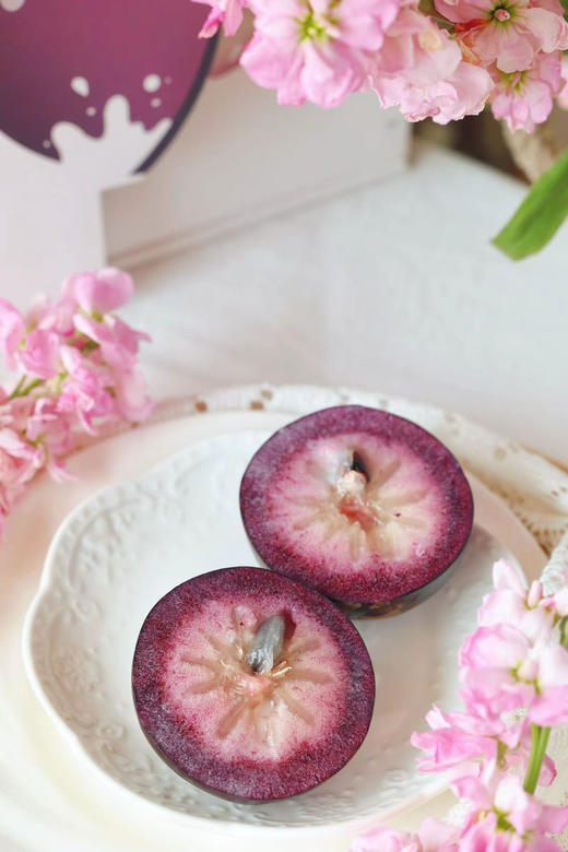 紫金牛奶果 原产加勒比海，中科院培育10年才在三亚结果。果子紫黑，切开果汁似奶油，奶香悠悠。口感像牛奶果冻，清甜不腻、汁水满满。 商品图6