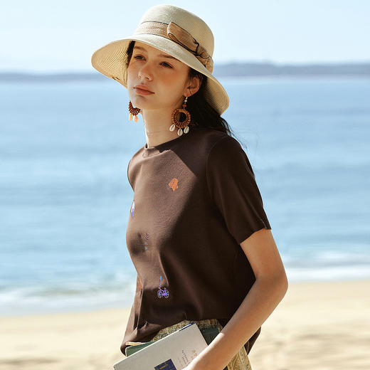 欧芮儿2026新款夏季通勤风质感休闲百搭咖色重工刺绣圆领短袖T恤 商品图3