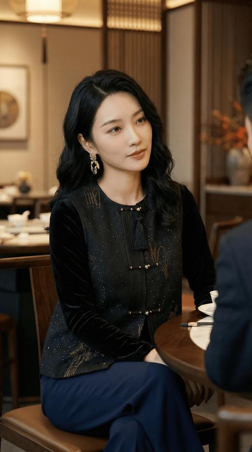 不对称压褶门襟花扣马甲 商品图1