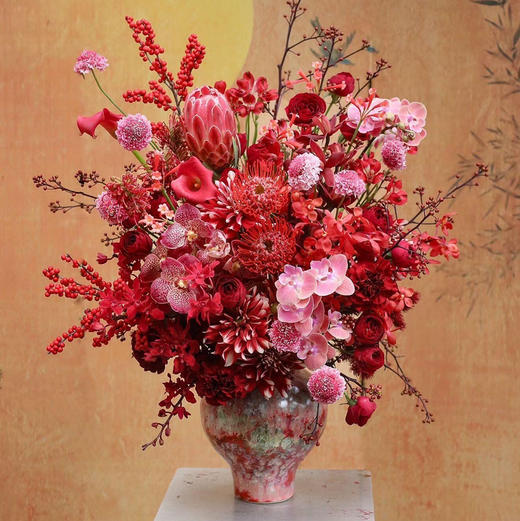 《丰盈福满》南非针垫北美冬青公主蝴蝶兰胡姬兰红蕾丝粉彩花瓶瓶插花 商品图0