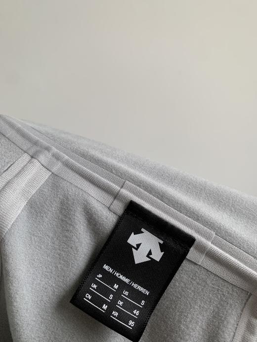 点此购买 迪桑特TRAINIBG综训运动加绒男士梭织压胶外套 bk 341887 商品图10