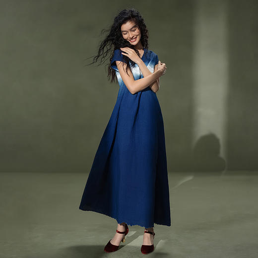 【林栖设计小店】植物染色|手工植物蓝蝴蝶钉花优雅2026夏新款亚麻连衣裙1962057 商品图4