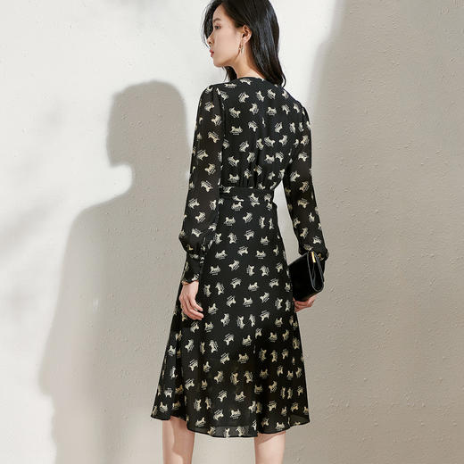 剩S/M 芳外新款时尚复古印花连衣裙薄款黑色V领长袖大摆裙8T22AL0073 商品图4