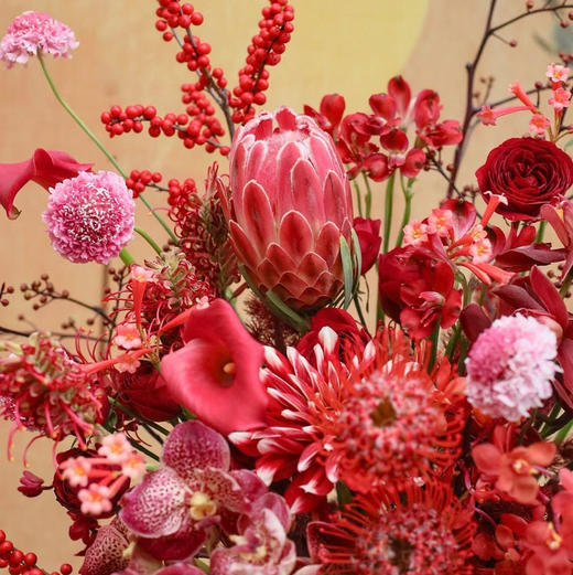 《丰盈福满》南非针垫北美冬青公主蝴蝶兰胡姬兰红蕾丝粉彩花瓶瓶插花 商品图2